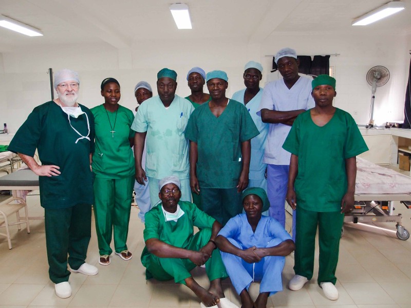 Ein Arzt des Hanuschkrankenhausen mit den Kollegen der Augenabeilung in Nigeria / &copy; Privat